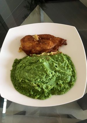 Una foto de Puré Verde con Escalopa de Pollo Kaiser al Horno