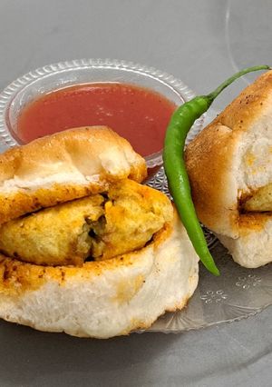 વડાપાવ (Vada Pav Recipe In Gujarati) રેસીપી મુખ્ય ફોટો