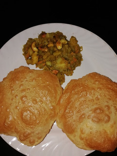பூரி, உருளைக்கிழங்கு க்ரீன் மசால்9poori,potato green masal recipe in tamil) செய்முறை முக்கிய புகைப்படம்