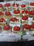 Pinchos de melón, lomo, queso y tomate