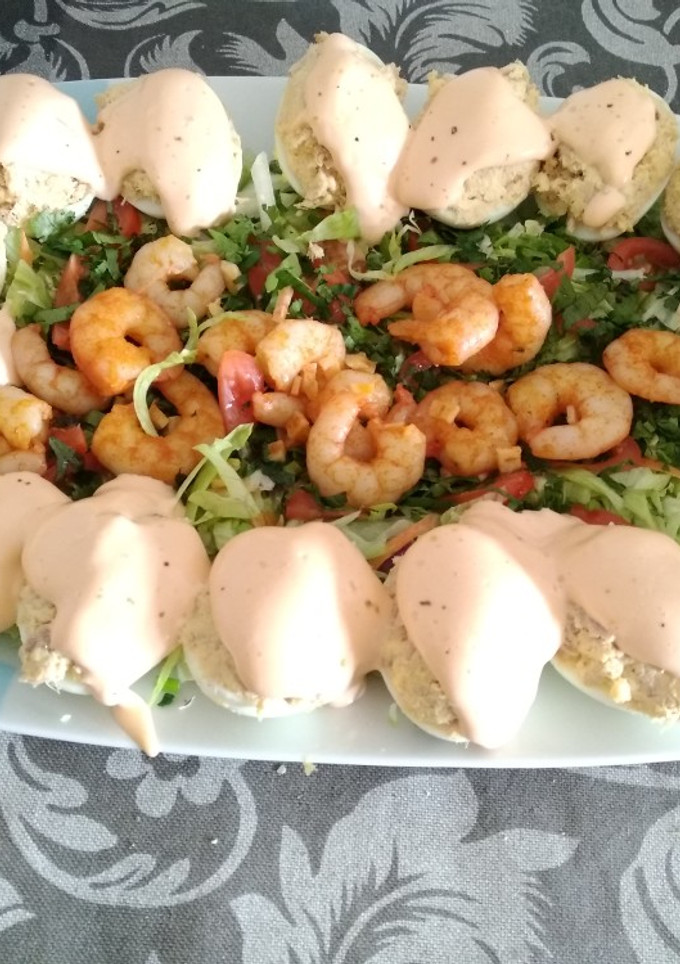 Una foto de Huevos rellenos con ensalada