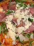 Pizza de Rúcula e Presunto