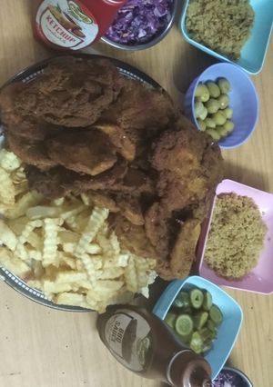 صورة لوصفة وجبه كنتاكي منزلى بالبطاطس المقليه والرز المكرمل