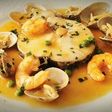 Merluza a la vasca con langostinos