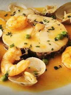 Una foto de Merluza a la vasca con langostinos