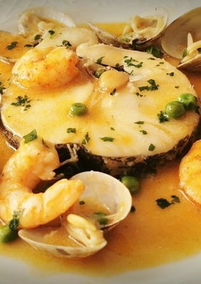 Una foto de Merluza a la vasca con langostinos