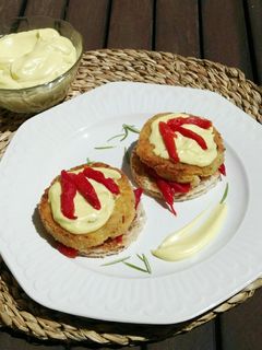 Una foto de Hamburguesa de bacalao con pimientos asados