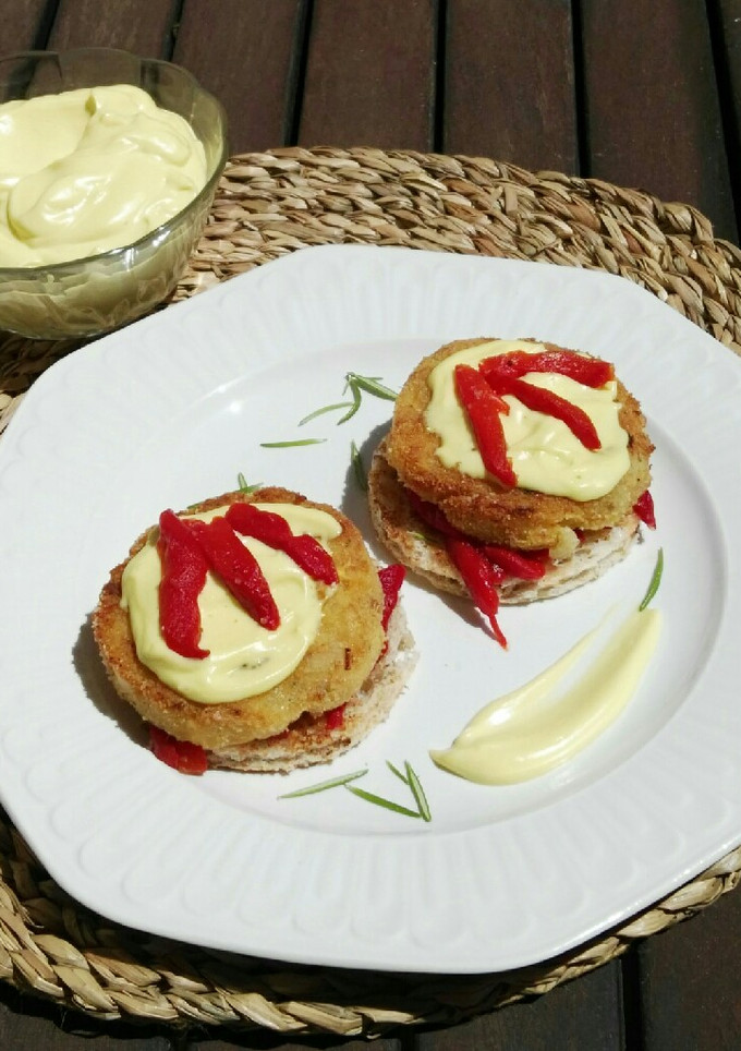 Una foto de Hamburguesa de bacalao con pimientos asados