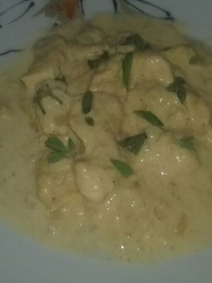 Una foto de Pechuga de pollo en salsa de queso