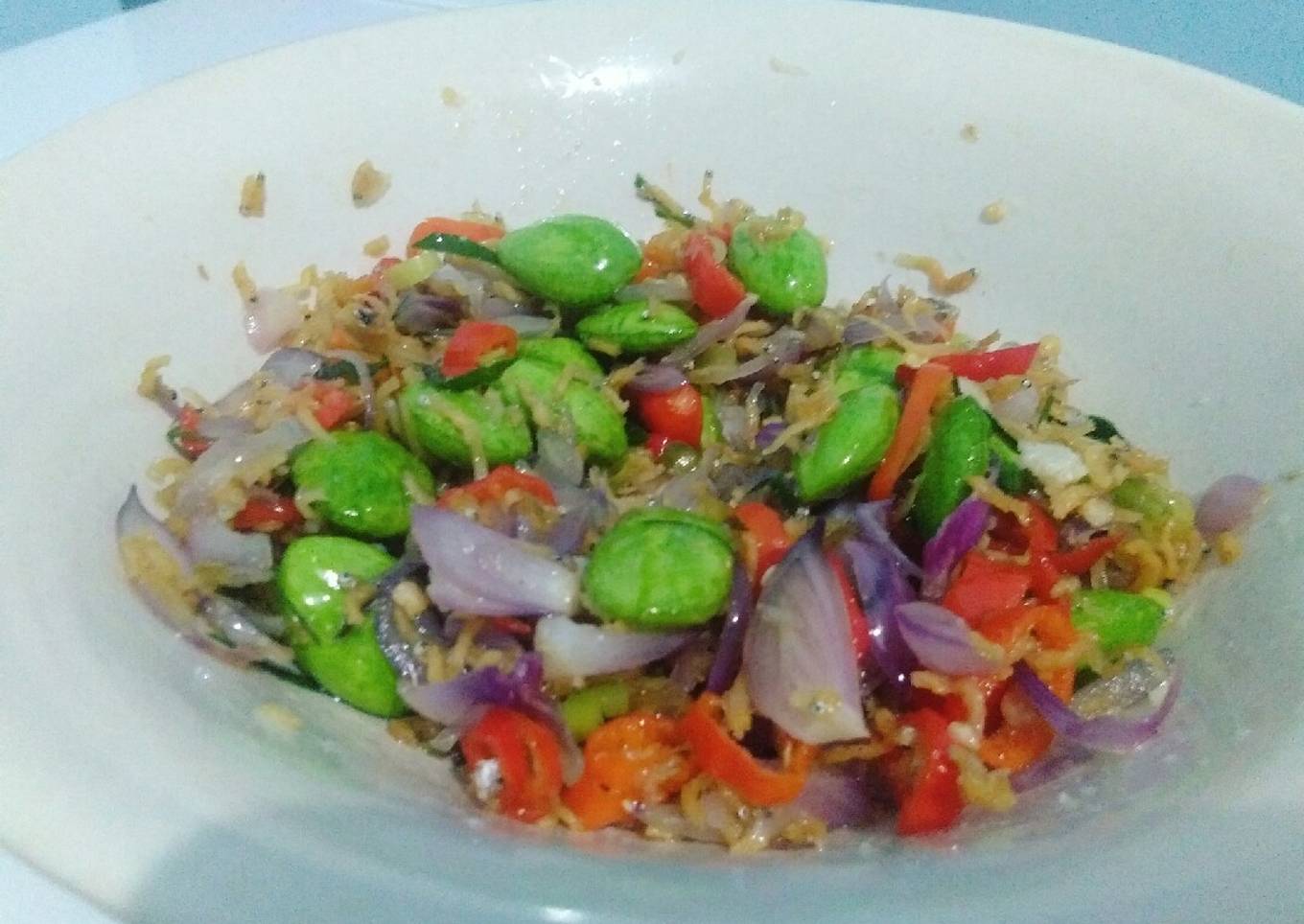 Teri goreng, nasi, dan bit