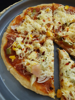 રાઈસ બેઝડ્ પીઝા(rice base pizza recipe in Gujarati) રેસીપી મુખ્ય ફોટો