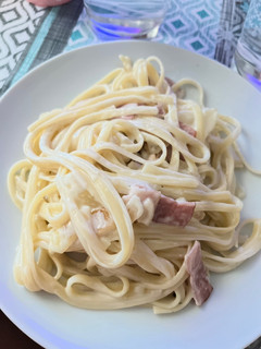 Una foto de Tallarines carbonara de leche de coco