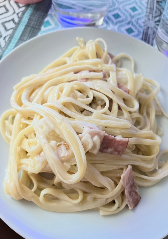 Una foto de Tallarines carbonara de leche de coco