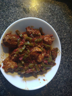 Una foto de Costillas de puerco en salsa de guajillo y nopalitos