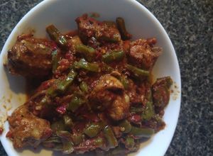 Una foto de Costillas de puerco en salsa de guajillo y nopalitos