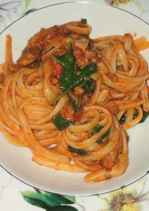 A picture of Mince, mushroom and spinach linguine 🍜.