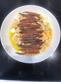 Una foto de Ensalada templada de patata, huevo duro, bonito del norte y anchoas de santoña