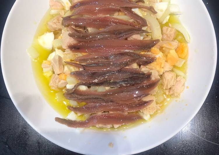 Ensalada templada de patata, huevo duro, bonito del norte y anchoas de santoña