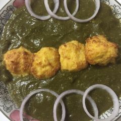 A picture of Kofta in spinach gravy.