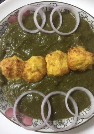 A picture of Kofta in spinach gravy.