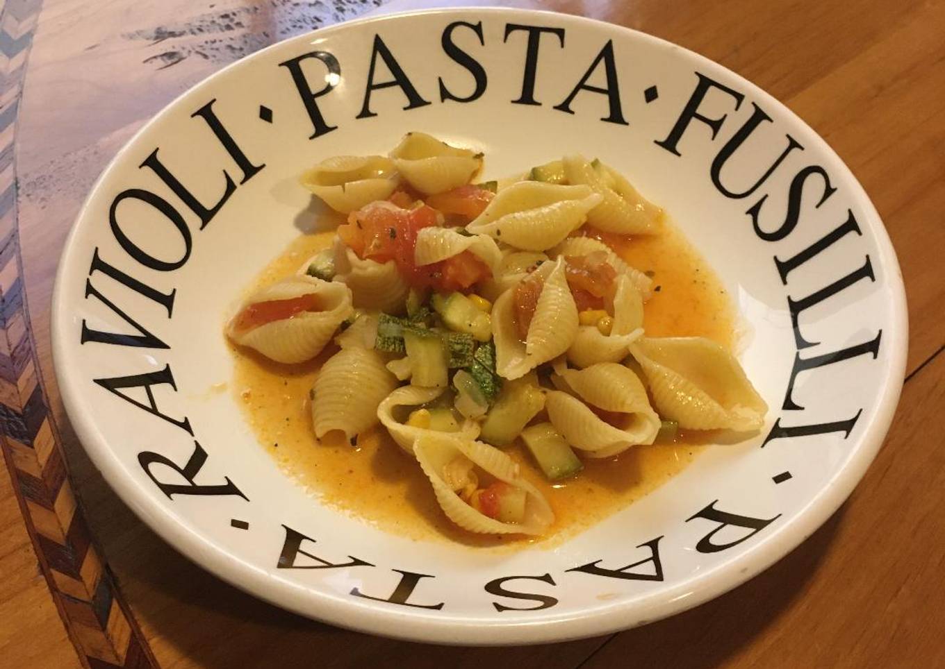 Pasta con calabacitas, elote y jitomate
