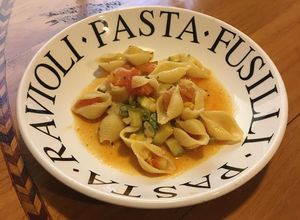 Una foto de Pasta con calabacitas, elote y jitomate