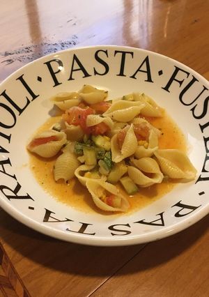 Una foto de Pasta con calabacitas, elote y jitomate
