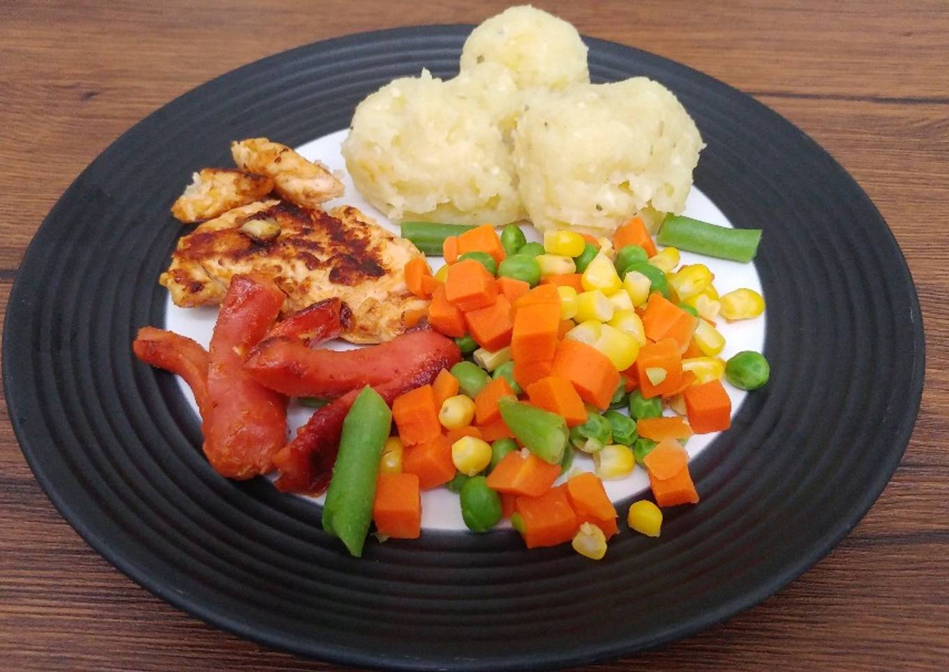 Grilled Chicken & Sausage BBQ with Mashed Potato