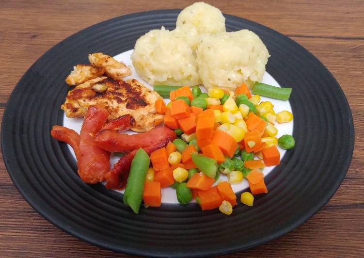 Grilled Chicken & Sausage BBQ with Mashed Potato