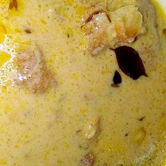 A picture of Kadhi pakora.