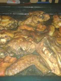 Una foto de Pollo asado en BBQ. con zanahorias