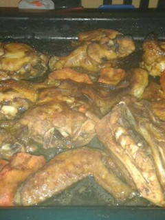 Una foto de Pollo asado en BBQ. con zanahorias