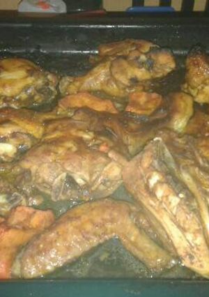 Una foto de Pollo asado en BBQ. con zanahorias