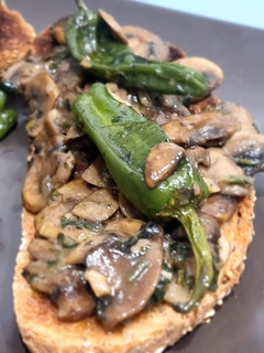 Una foto de Tostada de champiñones al ajillo (Nota 8)