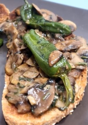 Una foto de Tostada de champiñones al ajillo (Nota 8)