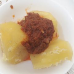 A picture of Sweet potatoes and pepper sauce.