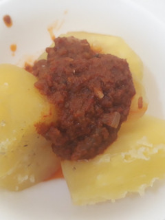 A picture of Sweet potatoes and pepper sauce.