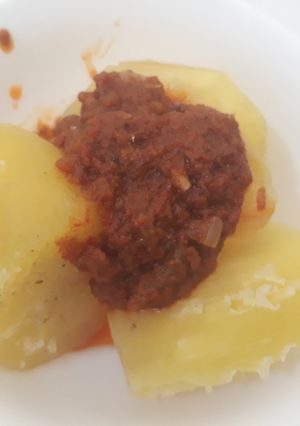 A picture of Sweet potatoes and pepper sauce.