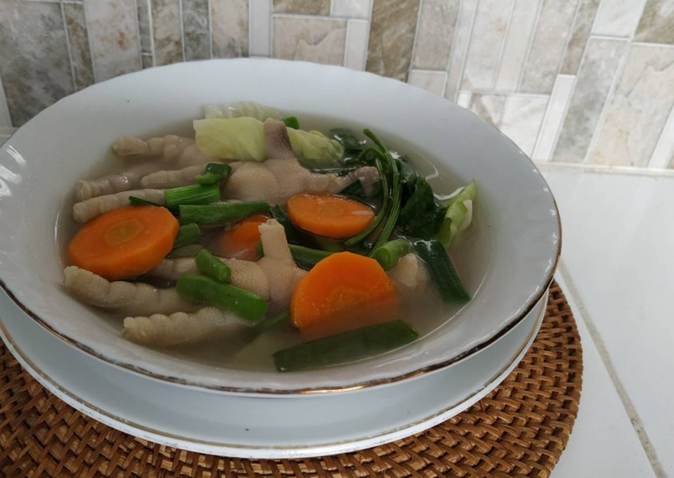 Sup sayur plus ceker ayam..... 😋😋😋