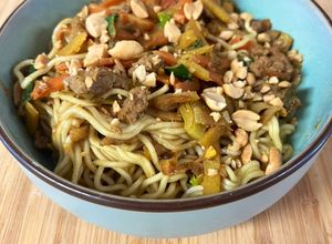 Une photo de Wok asiatique au bœuf épicé et légumes