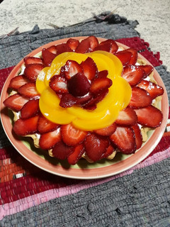 Una foto de Tarta de duraznos y frutillas con crema chantilly