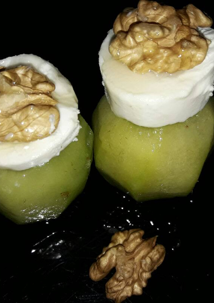 Una foto de Kiwis con queso de cabra fresco con miel y nueces