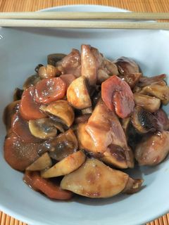 Una foto de Pollo con champiñones en salsa de ostras