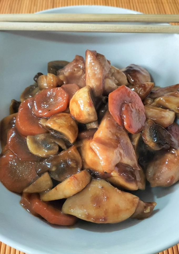 Una foto de Pollo con champiñones en salsa de ostras