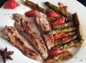 Une photo de Aiguillettes de canard et poêlée d'asperges vertes et fraises
