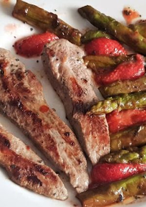 Une photo de Aiguillettes de canard et poêlée d'asperges vertes et fraises