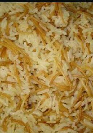 صورة لوصفة طريقه عمل الارز بالشعريه ولونه الذهبي الجميل ع طريقتي