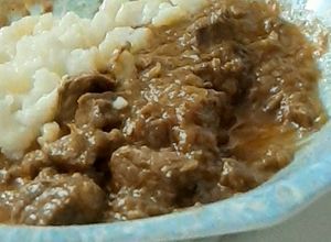 Una foto de Goulash con spaetzle