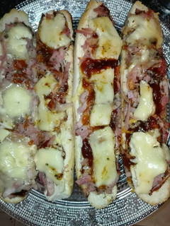 Una foto de Paninis de jamón york lomo ibérico y beicon casero y queso de rulo de cabra