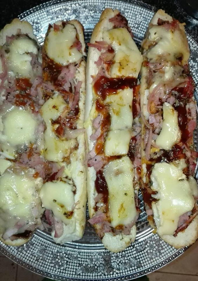 Una foto de Paninis de jamón york lomo ibérico y beicon casero y queso de rulo de cabra